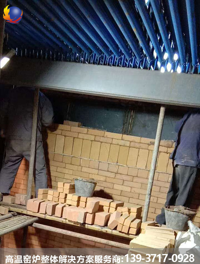 鍋爐爐墻高鋁耐火磚砌筑現(xiàn)場 鍋爐爐墻高鋁耐火磚砌筑現(xiàn)場